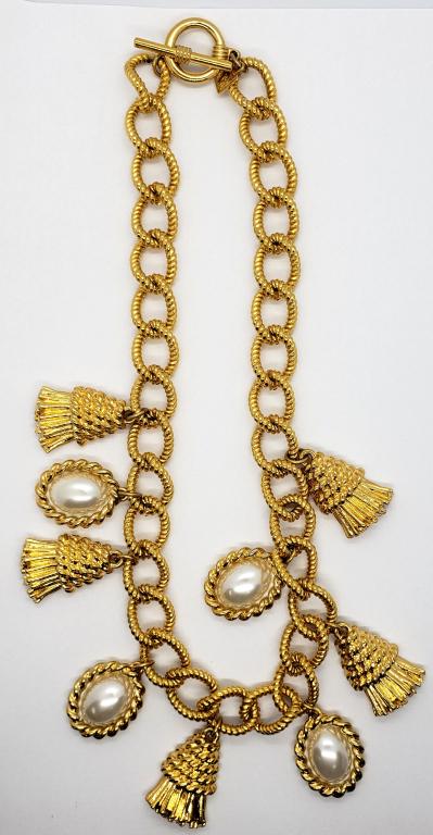 VINTAGE ANNE KLEIN GOLD TONED LINKED NECKLACE: WITH LARGE DANGLING PENDANTS-FAUX PEARLS
