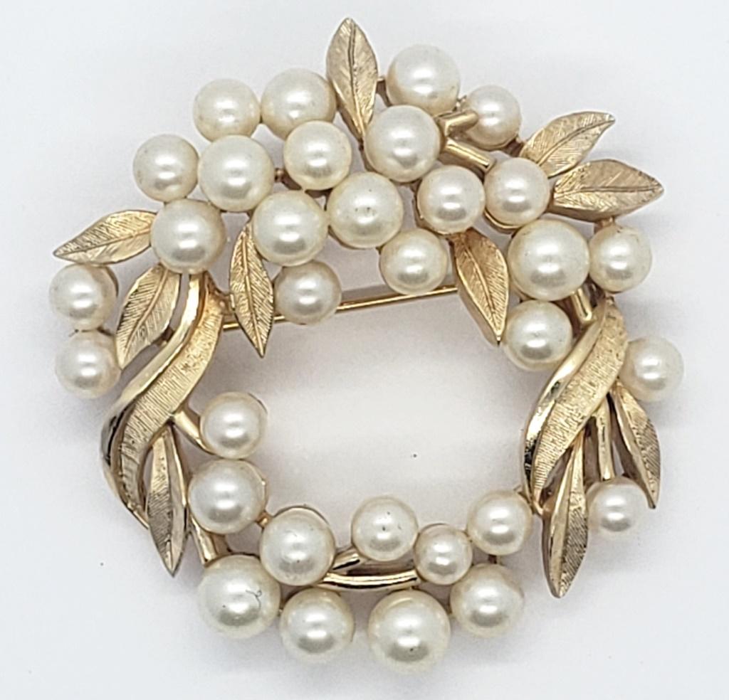 VINTAGE CROWN TRIFARI GOLD TONED WREATCH: BROOCH WITH FAUX PEARLS