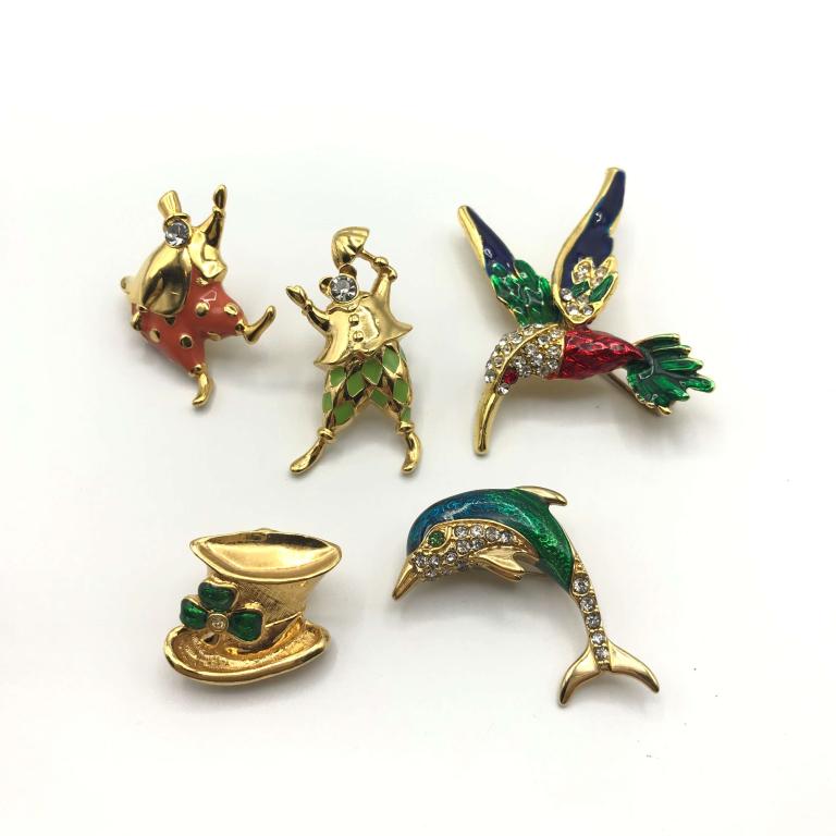 5 BEAUTIFUL BROOCHES AND PINS (1 of 5)