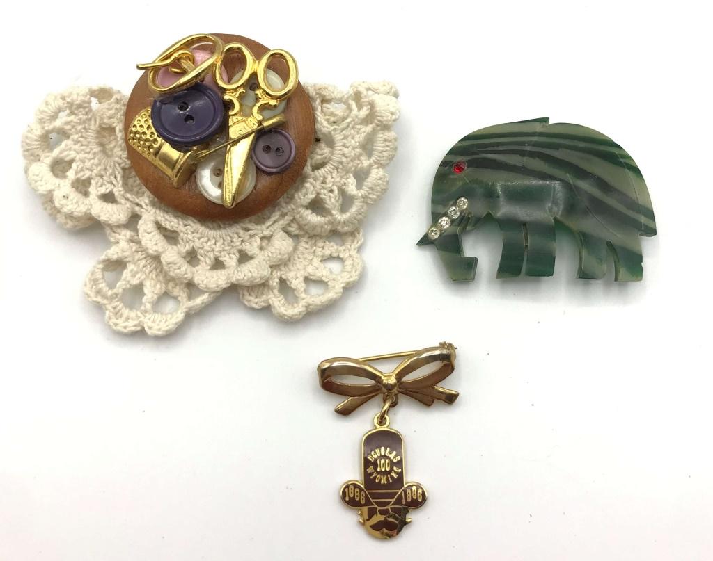 4 BROOCHES / PINS (1 of 2)