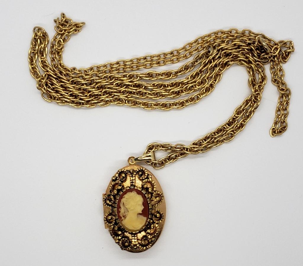 VINTAGE GOLD TONED CAMEO PENDANT/LOCKET: WITH LAYERED GOLD TONED CHAING ATTACHED