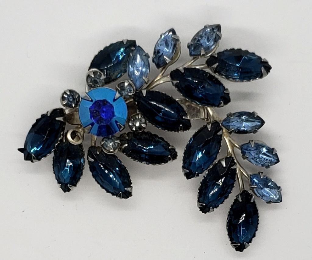 VINTAGE SILVER TONED NAVY RHINESTONE BROOCH (1 of 5)