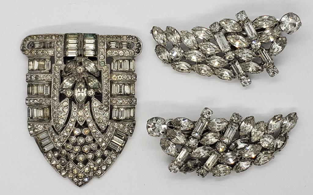 VINTAGE SILVER TONED RHINESTONE COLLAR PIN (1 of 3)