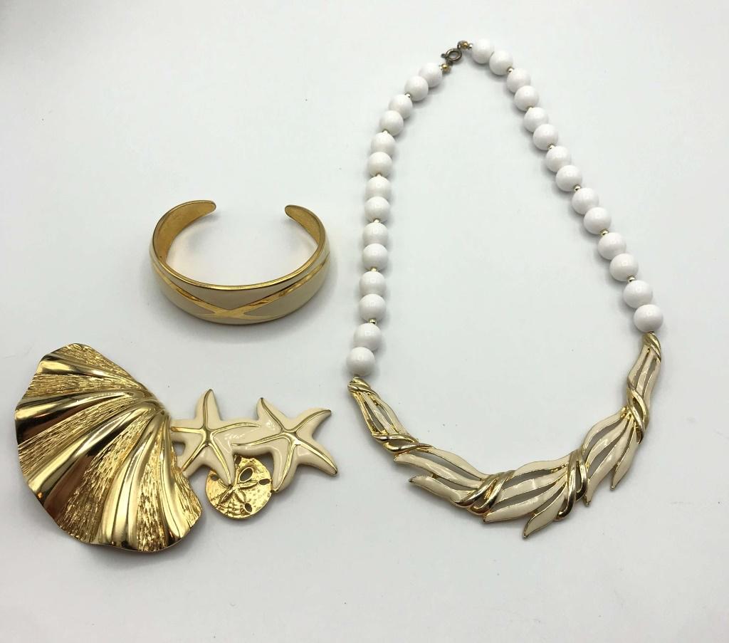 GORGEOUS VINTAGE GOLD TONED JEWELRY LOT: (1 of 5)