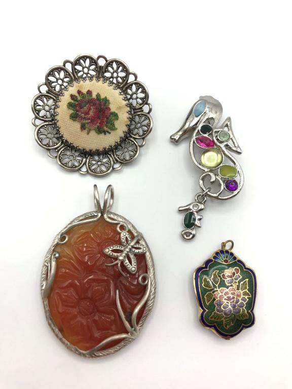 VINTAGE SILVER TONED JEWELRY LOT: (1)SILVER (1 of 2)