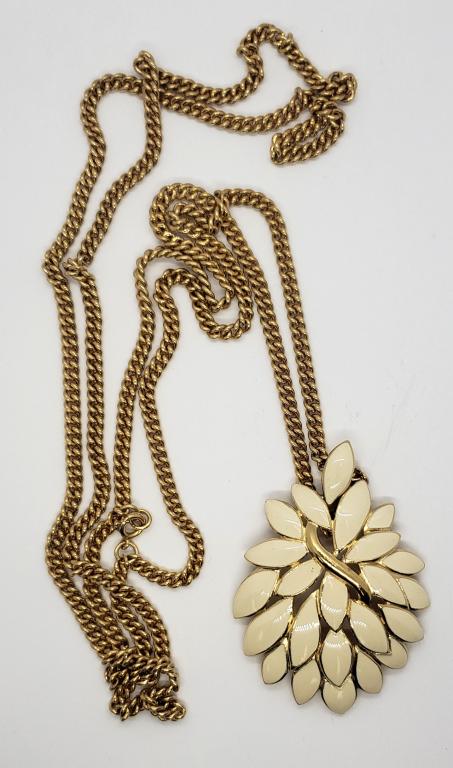 LARGE TRIFARI NECKLACE - UNIQUE: CREAM / GOLD TONED PENDANT on DOUBLE CHAIN 26" LONG