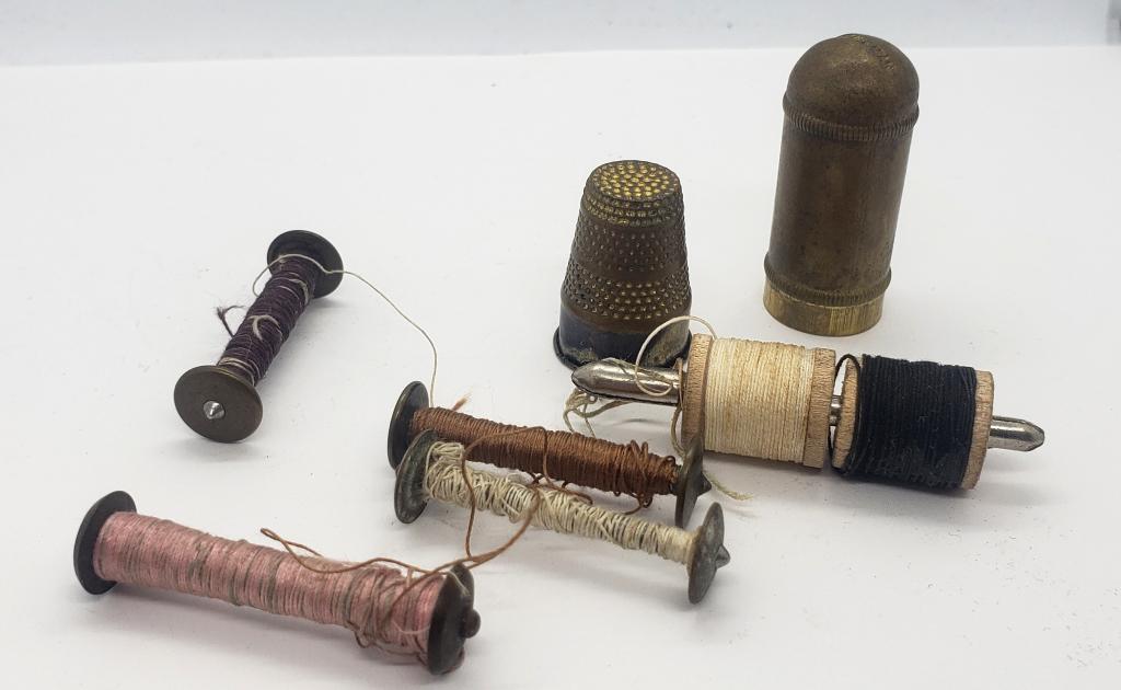 VINTAGE SPOOLS WITH THREAD FOR PEDDLE: SEWING MACHING PLUS (2)THIMBLES