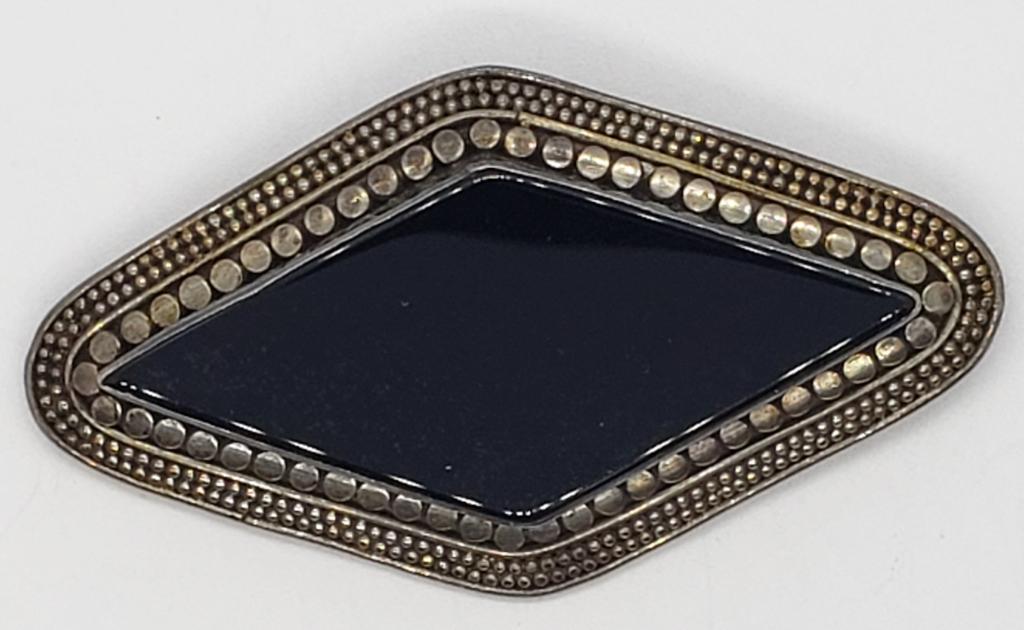 VINTAGE STERLING DIAMOND BROOCH WITH BLACK: ONYX INLAY DESIGN. TOTAL 5.7 DWT