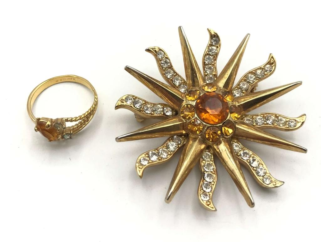 2- Goldtone Desert Sun Pin 14K HGE Ring: Desert Sun Broche orange ctr stn yellow / Orange Stn Ring