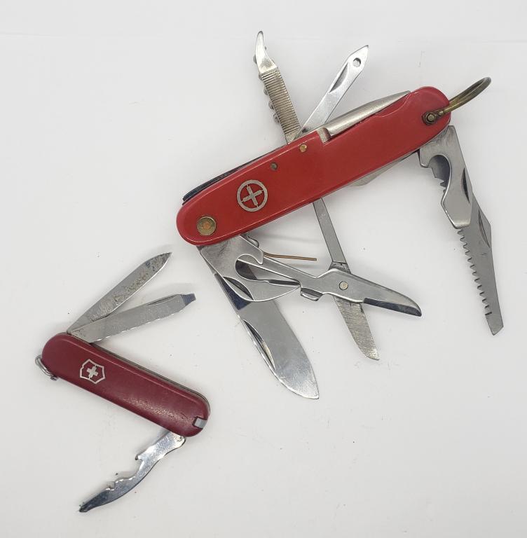 (2) SWISS ARMY POCKET KNIVES (1 of 3)