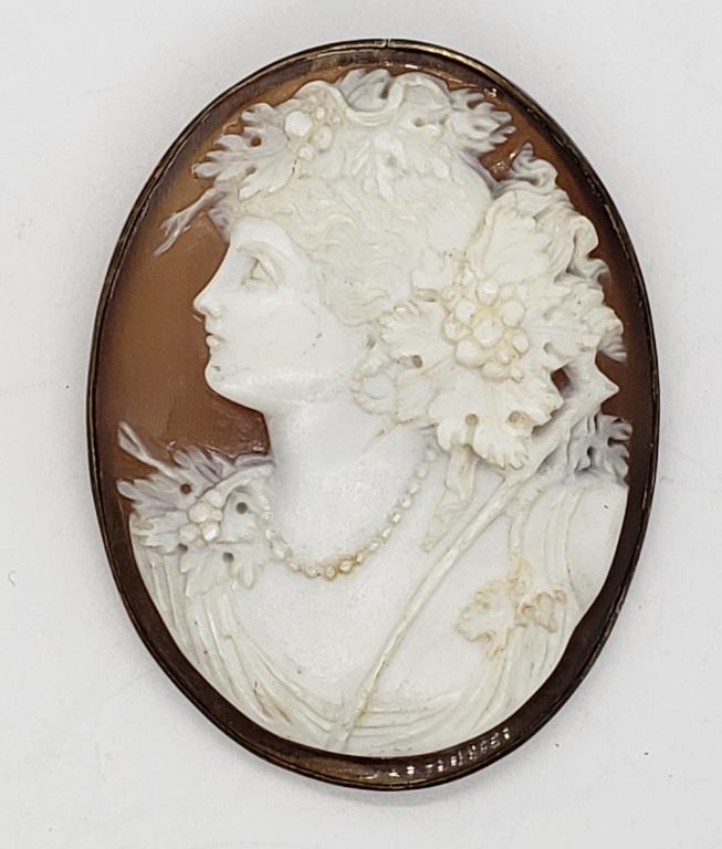 BEAUTIFUL BAKELITE / STERLING CAMEO: 2" x 1 1/2" - STUNNING VINTAGE PIECE ( 8 DWT)