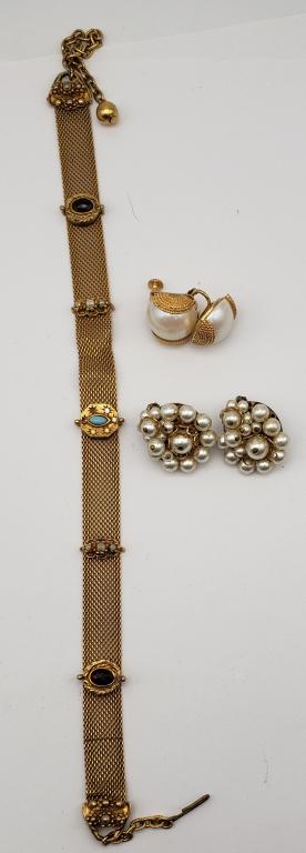 VINTAGE GOLD TONED CHOKER NECKLACE PLUE: (2)FAUX PEARL CLIP ON EARRINGS