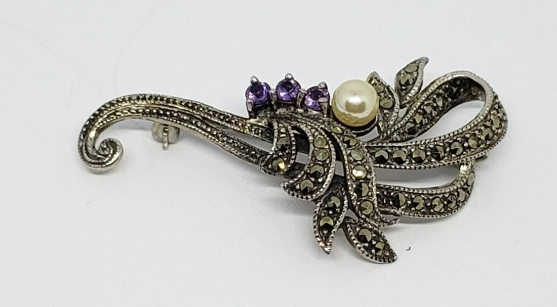 VINTAGE STERLING MARCASITE BROOCH WITH: FAUX PEARL AND DEEP PURPLE STONE ACCENTS-TOTAL 5.3 DWT