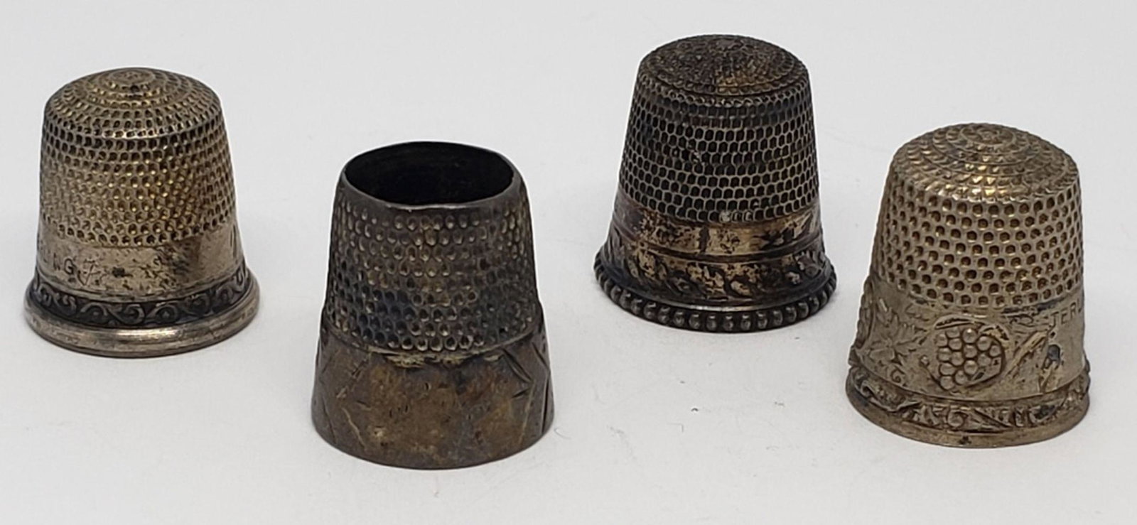 4-VINTAGE STERLING THIMBLES: TOTAL 7.1 DWT