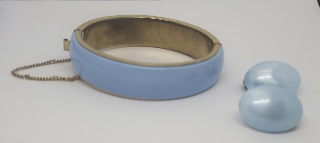 SET! VTG GOLD TONE HINGED BANGLE WITH BABY (1 of 3)