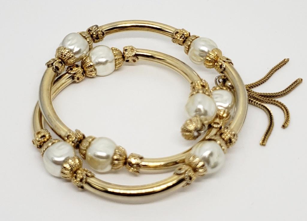 VINTAGE GOLD TONED WRAPPED BRACELET WITH: WHITE LUCITE BEADED ACCENTS-LOOKS NEW!