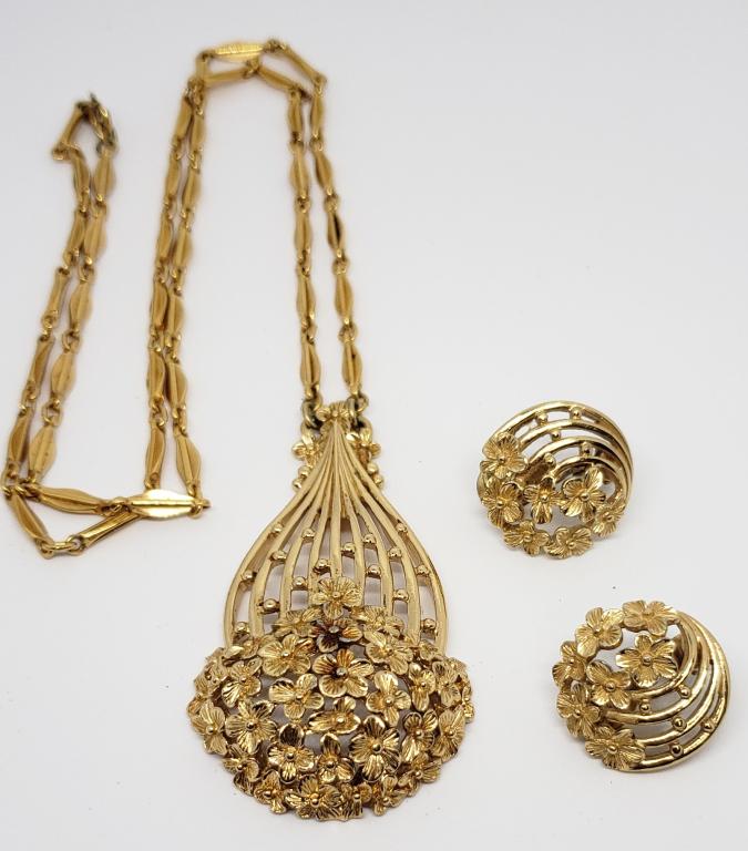 SET! VTG GOLD TONE MONET PENDANT WITH: MATCHING CLIP ON EARRINGS-FLORAL DESIGN-COMES WITH CHAIN