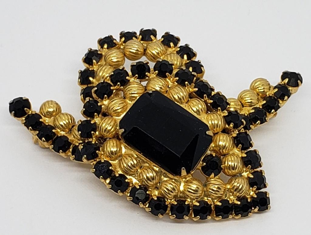 VTG GOLD TONED BROOCH WITH BLACK RHINESTONES (1 of 5)