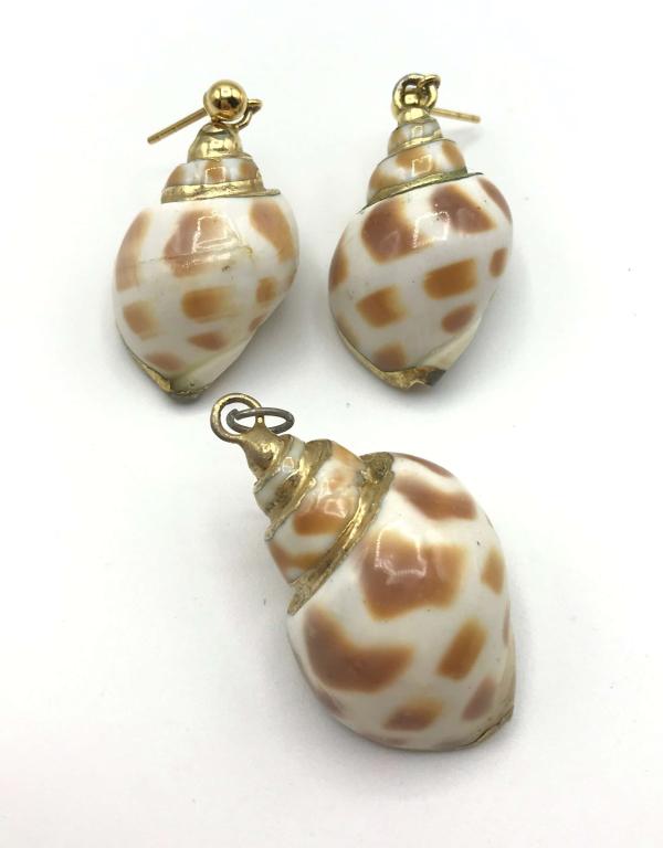 VINTAGE HANDMADE SEASHELL JEWELRY LOT: (1 of 2)