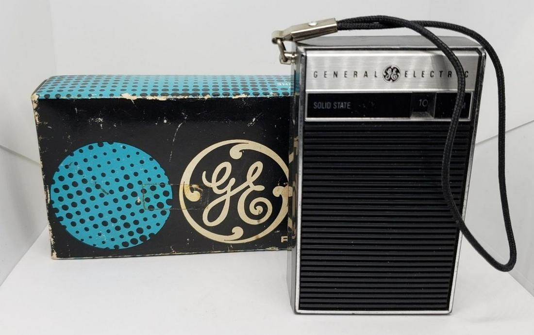 Vtg General Electric GE P~2790 Portable (1 of 3)