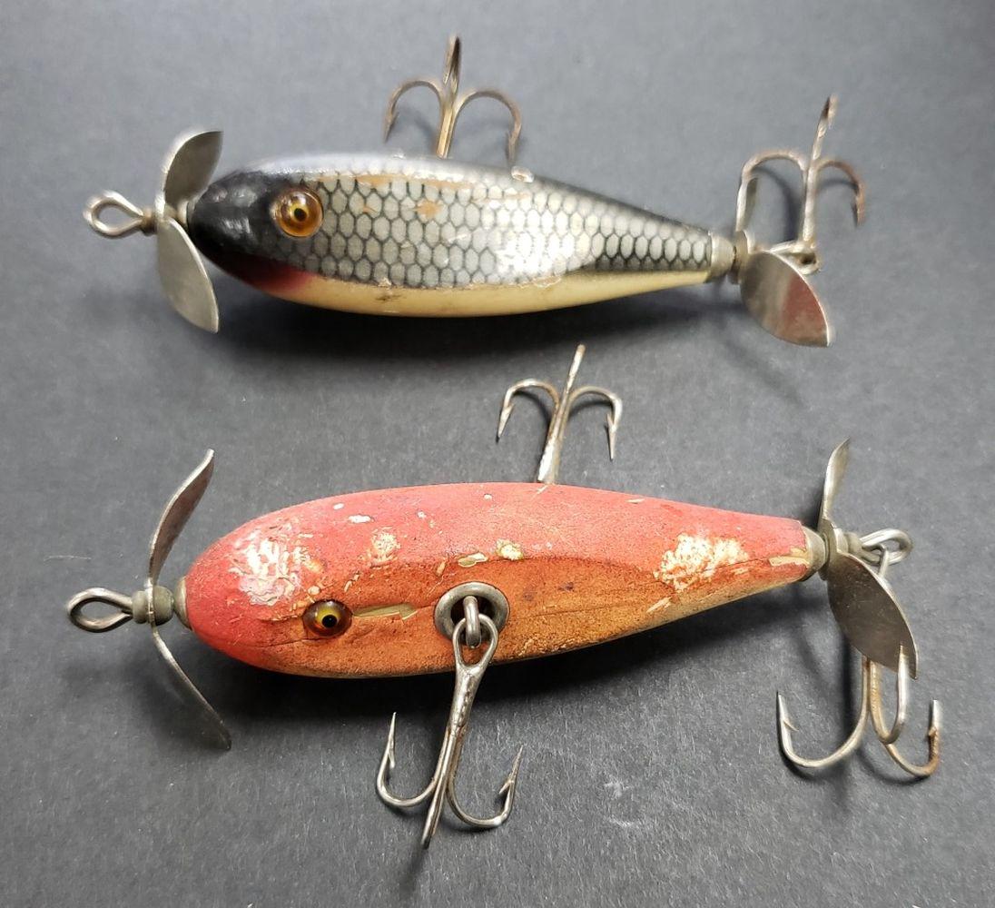 (2) VTG WOOD FISHING LURES: RED & DRAK GRAY - USED VINTAGE