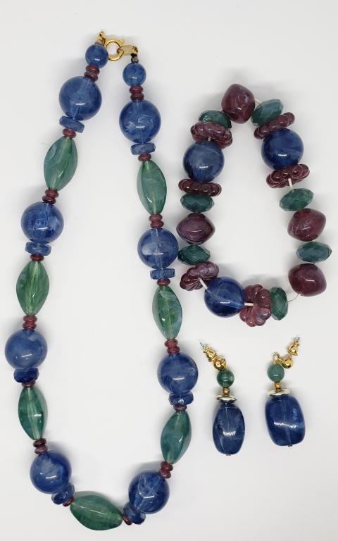 SET! TRIFARI BLUE PURPLE AND GREEN ETCHED: BEADED NECKLACE. EARRINGS, AND MATCHING STRETCHY BRACELET