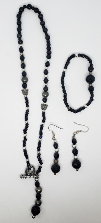 SET! VTG BLACK BEADED NECKLACE WITH MATCHING (1 of 3)