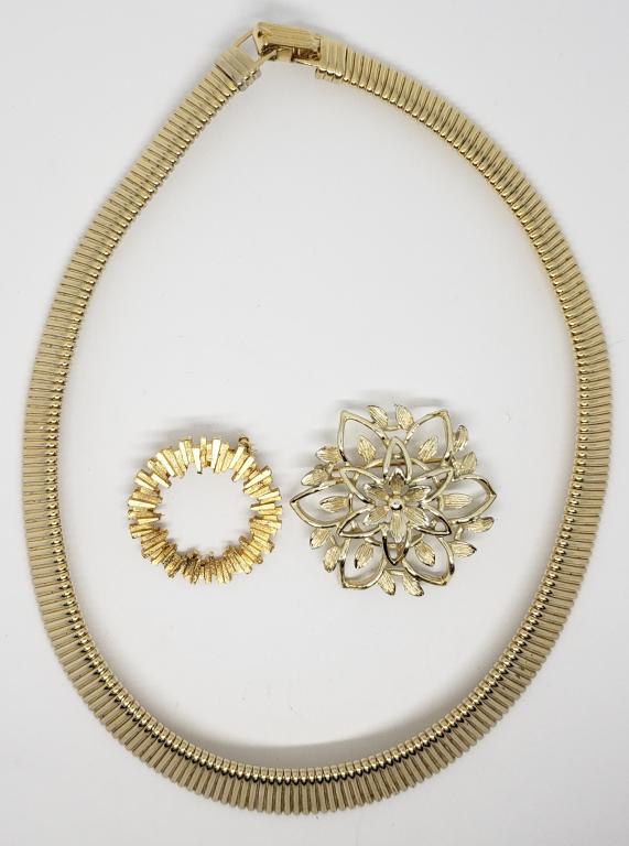 VTG GOLD TONED CHOKER NECKLACE & (2)GOLD: TONED BROOCHES (1)MARKED SARAH COVENTRY