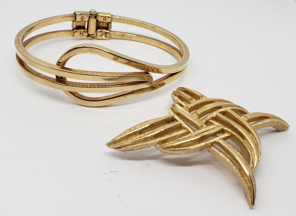 VTG GOLD TONED TRIFARI BROOCH & EMMONS: HIGED BANGLE