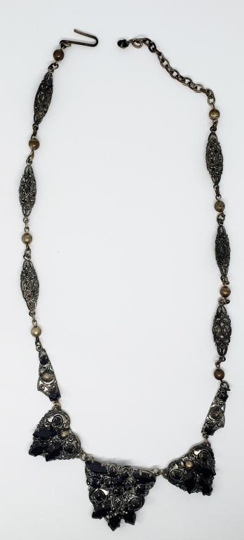 VTG SILVER TONED NECKLACE WITH BLACK RHINESTONE (1 of 3)