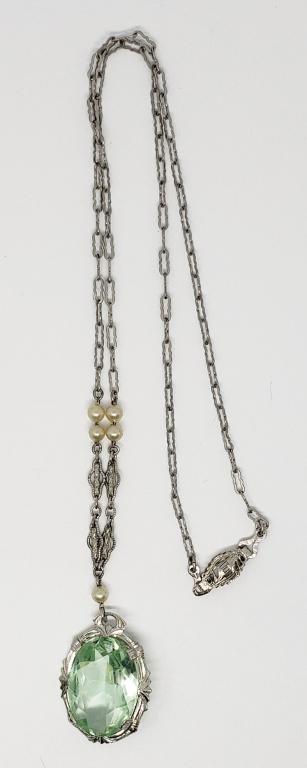 VTG SILVER TONED NECKLACE WITH GREEN (1 of 3)
