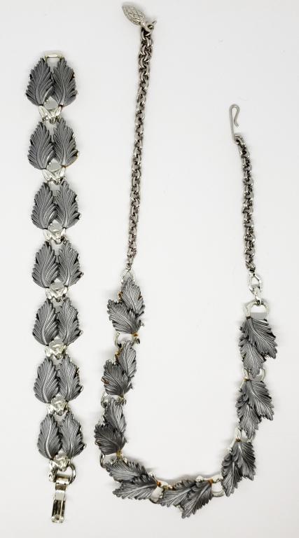 SET! VTG SILVER TONED GRAY LUCITE LEAF NECKLACE (1 of 3)