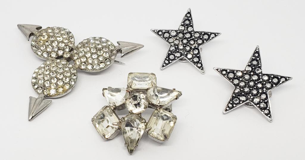 (1)PAIR OF KENNETH J LANE CLIP ON STAR EARRINGS: AND (2)RHINESTONE BROOCHES