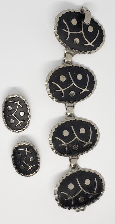 SET! VTG SILVER TONED PANEL BRACELET WITH (1 of 3)