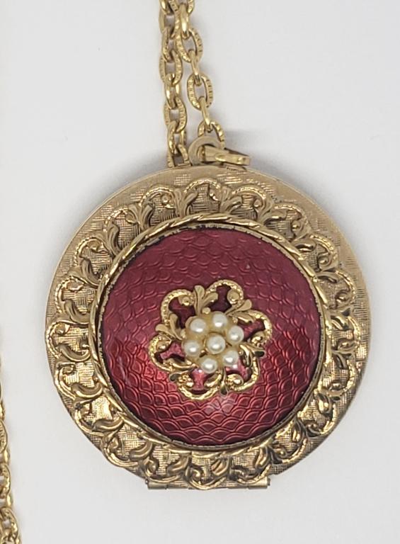 VINTAGE GOLD TONED LOCKET WITH RUBY RED (1 of 4)