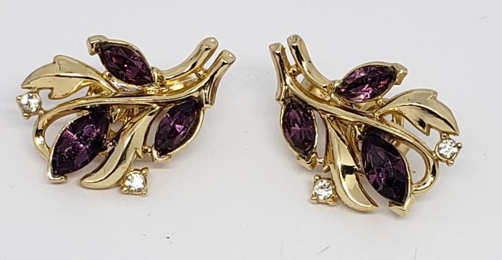 VINTAGE GOLD TONED TRIFARI CLIP ON EARRINGS: WITH DARK PURPLE AND CLEAR RHINESTONES!!