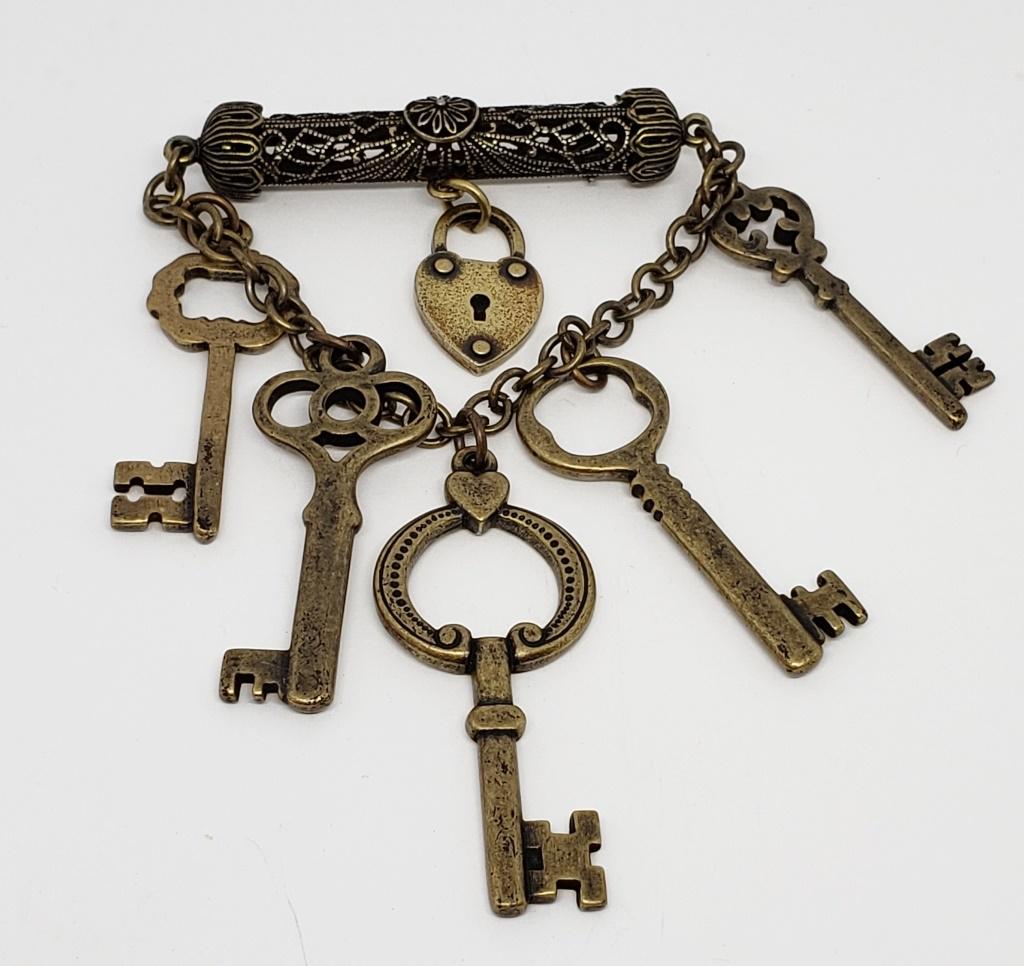 VINTAGE JOAN RIVERS GOLD TONED BROOCH: WITH DANGLY KEY CHARMS