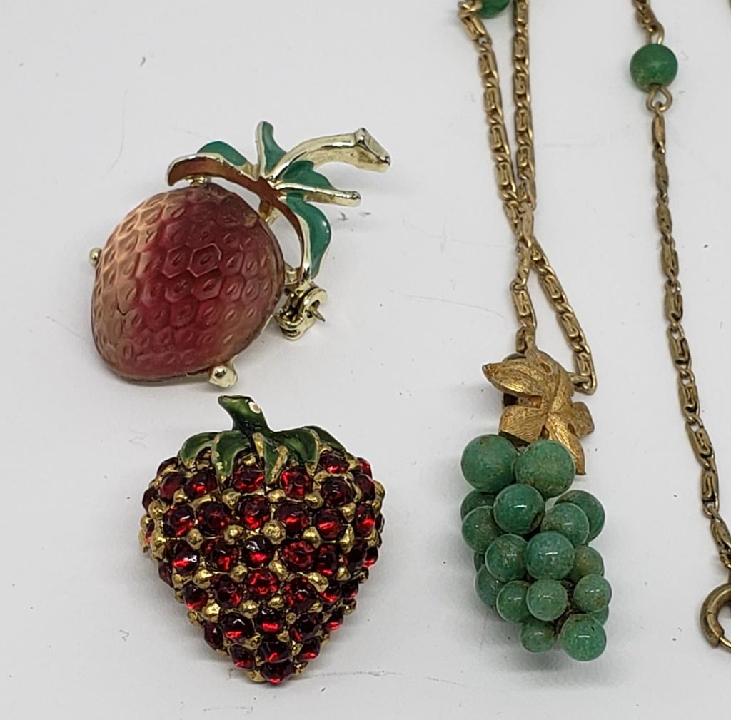 VINTAGE GOLD TONE MINT GREEN GRAPE CLUSTER (1 of 3)