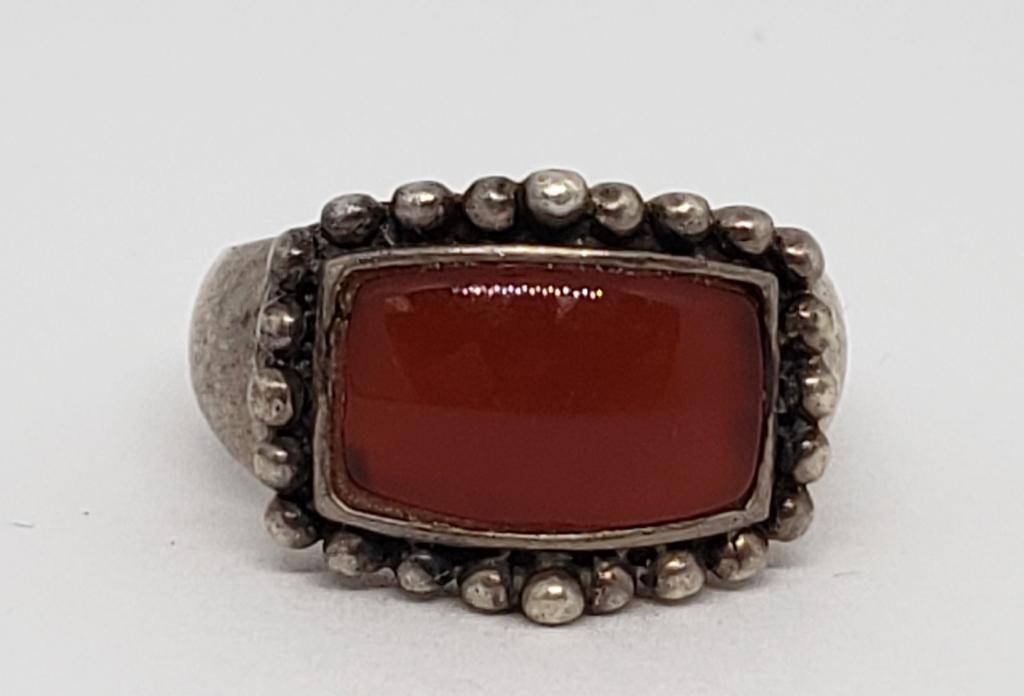 VINTAGE STERLING RING WITH RETANGLE RUBY (1 of 4)