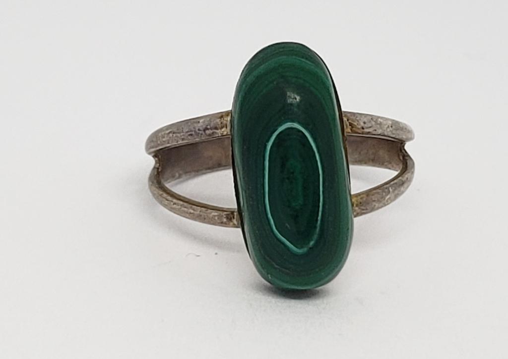 STERLING MALACHITE RING WITH SPLIT SHANK BAND: RING SIZE 8-TOTAL 2.9 DWT