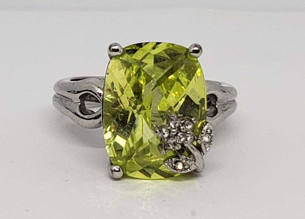 NV 925 STERLING LADIES RING w/ACCENT: LARGE LIGHT GREEN STONE w/DAISY DESIGN on TOP - SLIGHTLY ADJUSTABLE w/SIZER INSIDE - SIZE 6.5 to 8 (5.9 DWT)