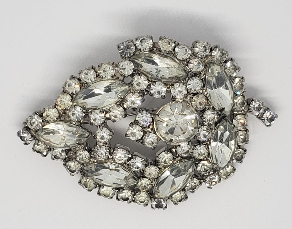 VINTAGE SILVER TONED LEAF RHINESTONE BROOCH (1 of 6)