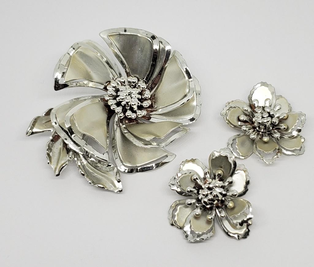 SET! VTG SILVER TONED METAL FLOWER BROOCH (1 of 3)