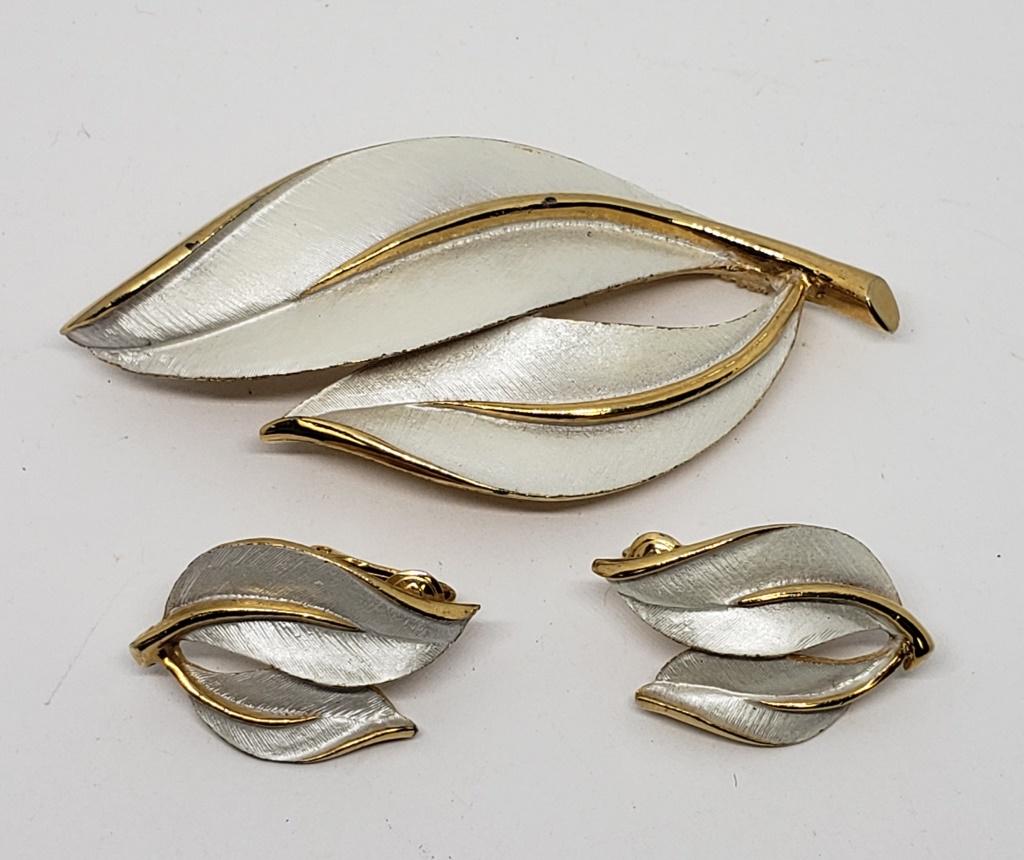 SET! SARAH COVENTRY GOLD TONED LEAF BROOCH (1 of 4)