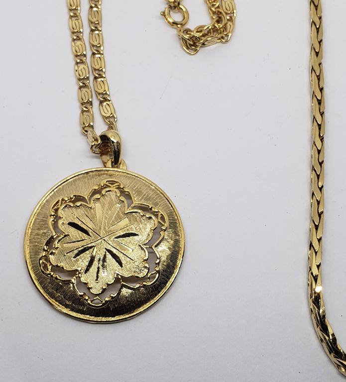 VINTAGE GOLD TONED CIRCULAR LEAF CUT OUT PENDAT: WITH INTERCHANGABLE GOLD TONE CHAINS-DIFFERENT STYLES/LENGTHS