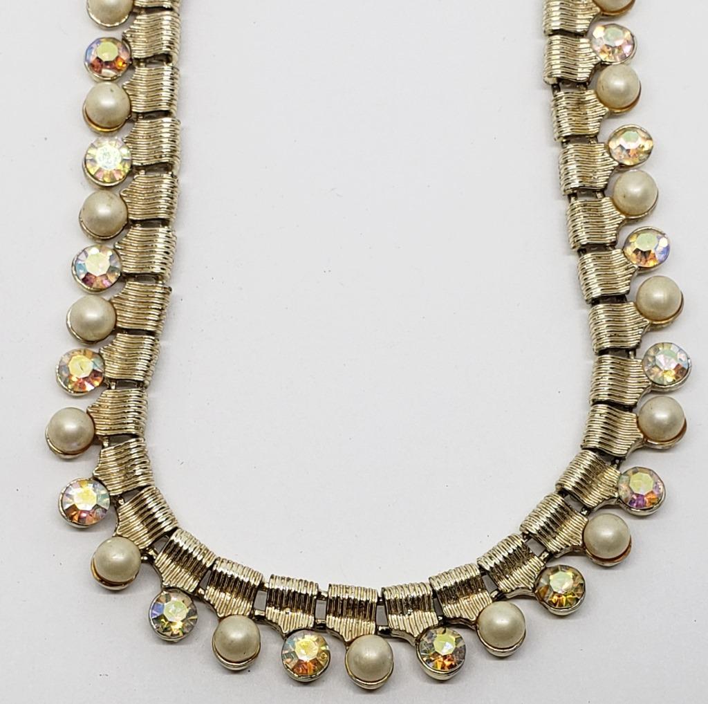 VINTAGE CORO GOLD TONED NECKLACE WITH: RHINESTONES AND FAUX PEARLS
