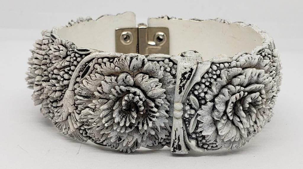 VINTAGE CARVED BAKELITE HINGED BANGLE (1 of 3)