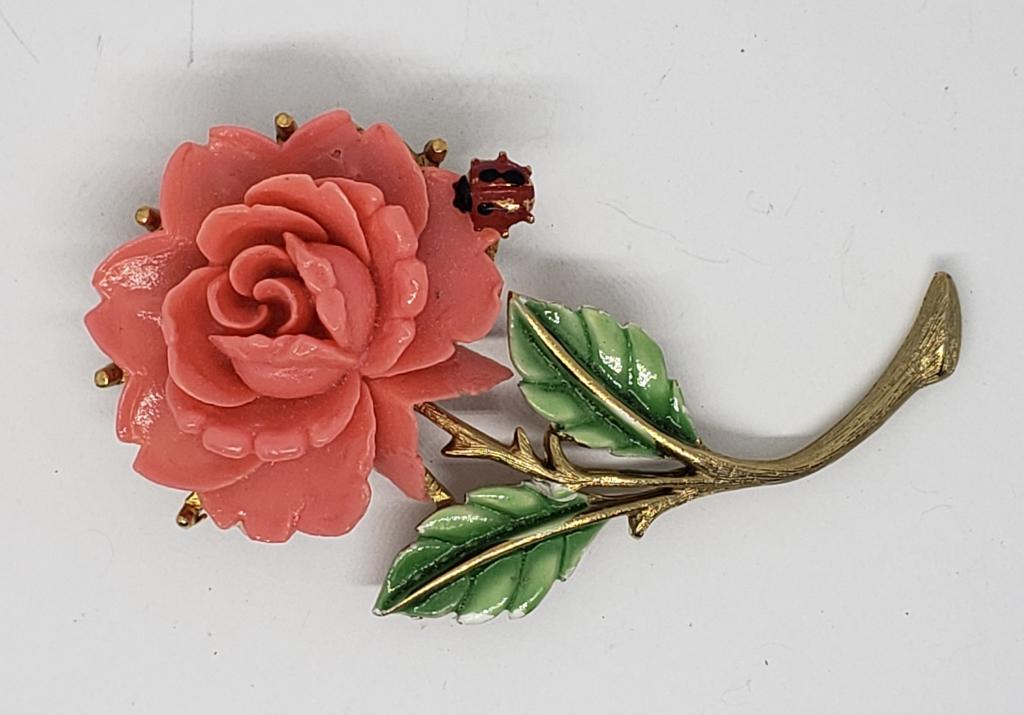 VINTAGE JJ GOLD TONED ROSE BROOCH WITH: CORAL LUCITE PETALS