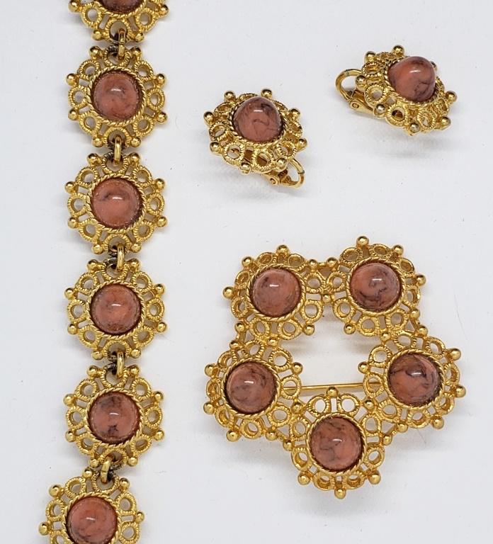 SET! VTG SARAH COVENTRY GOLD TONED BROOCH (1 of 4)
