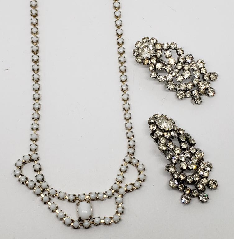 VINTAGE GOLD TONED WHITE LUCITE NECKLACE (1 of 4)